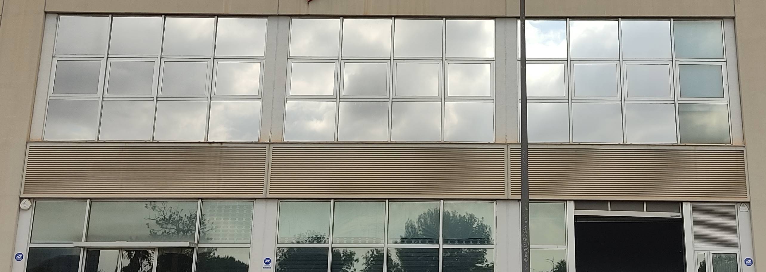 Solucionando el Sobrecalentamiento Interior de una Oficina con Láminas Solares de Exterior