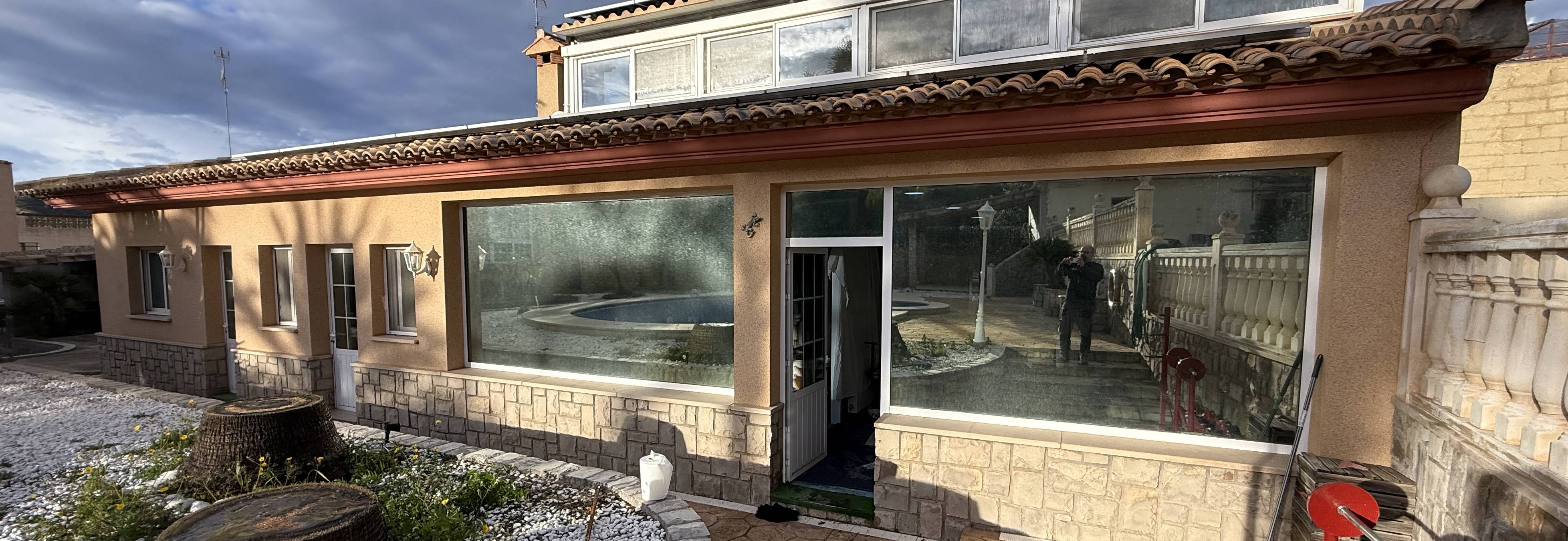 Retirada de Lámina Ahumada e Instalación de Lámina Efecto Espejo en Valencia: Máxima Privacidad y Control Solar