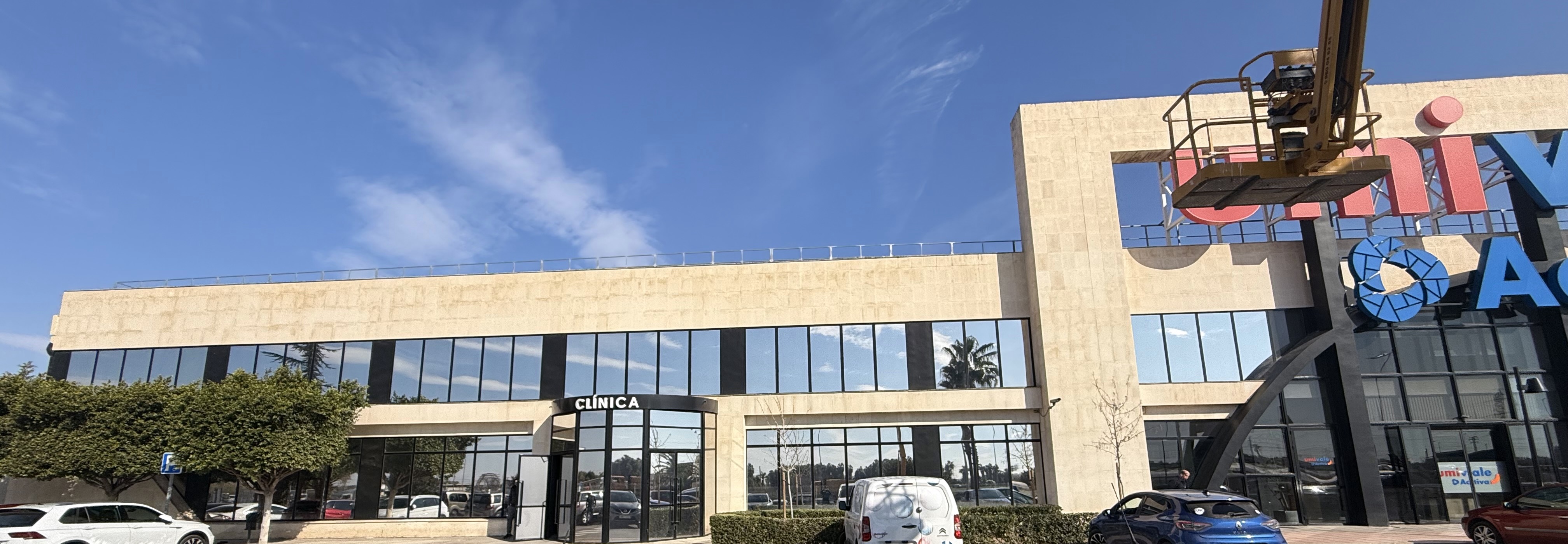 Transformación Energética y Estética en una Oficina de Quart de Poblet con Láminas Solares RHE 20 SI ER HPR