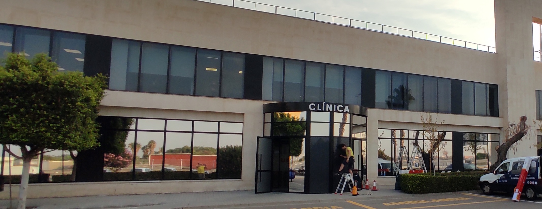 Instalación de Láminas Solares en una Oficina en Cuart de Poblet
