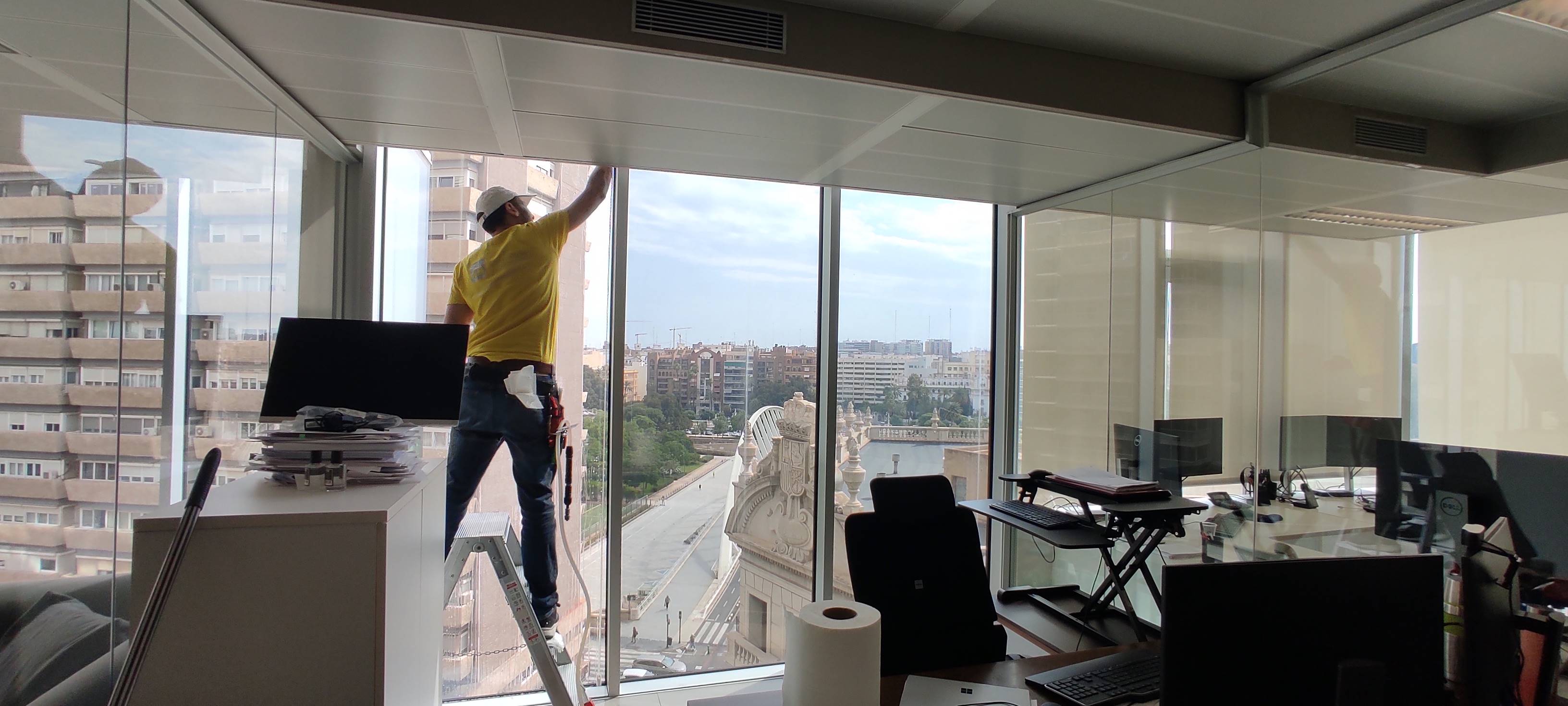 Controla el Calor con Estilo: Instalación de Láminas Solares para Vidrios en Valencia