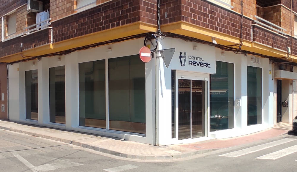 Instalación de láminas solares en una clínica dental de Sagunto