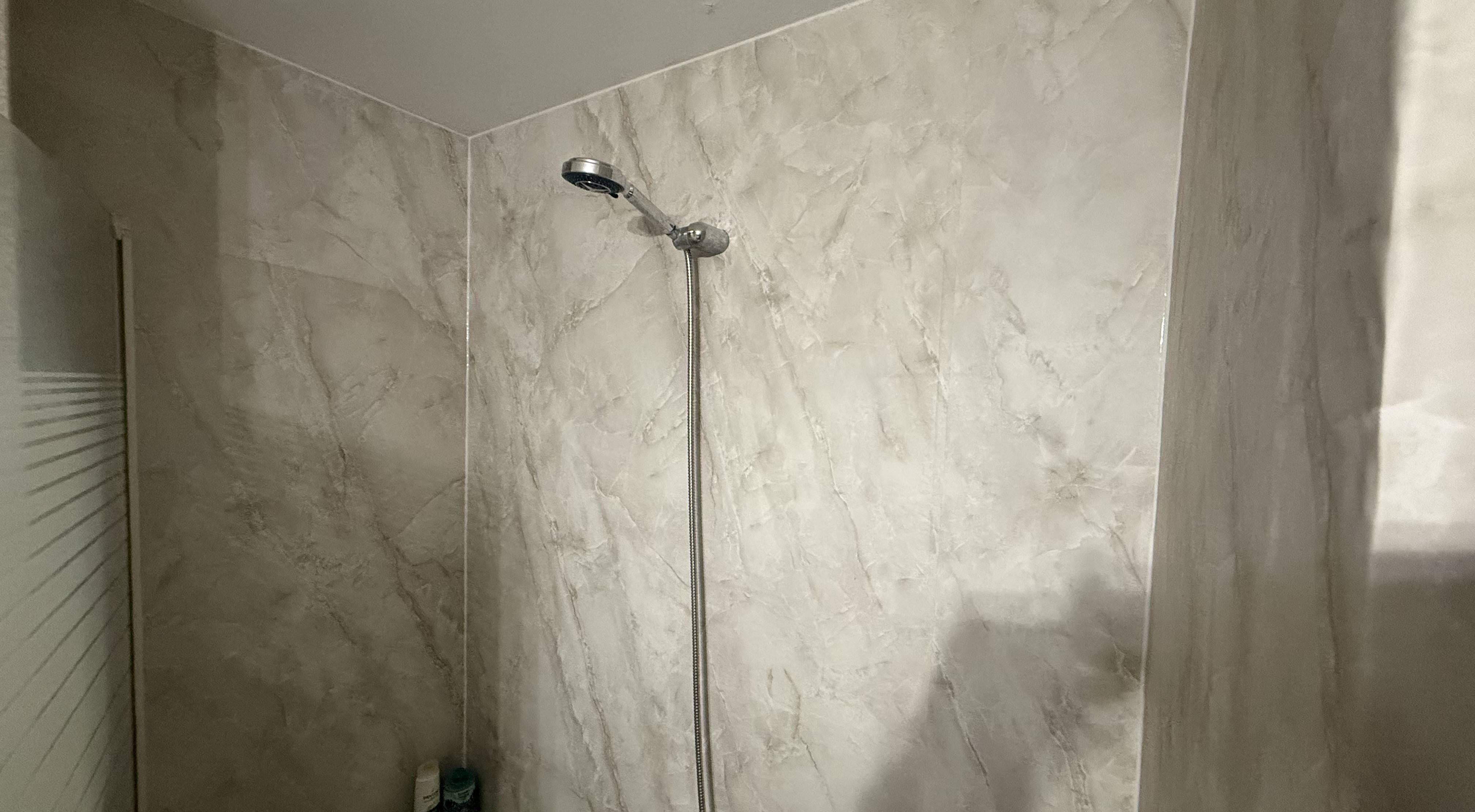 Renovar sin obras: la magia de los vinilos decorativos en baños, cocinas y muebles