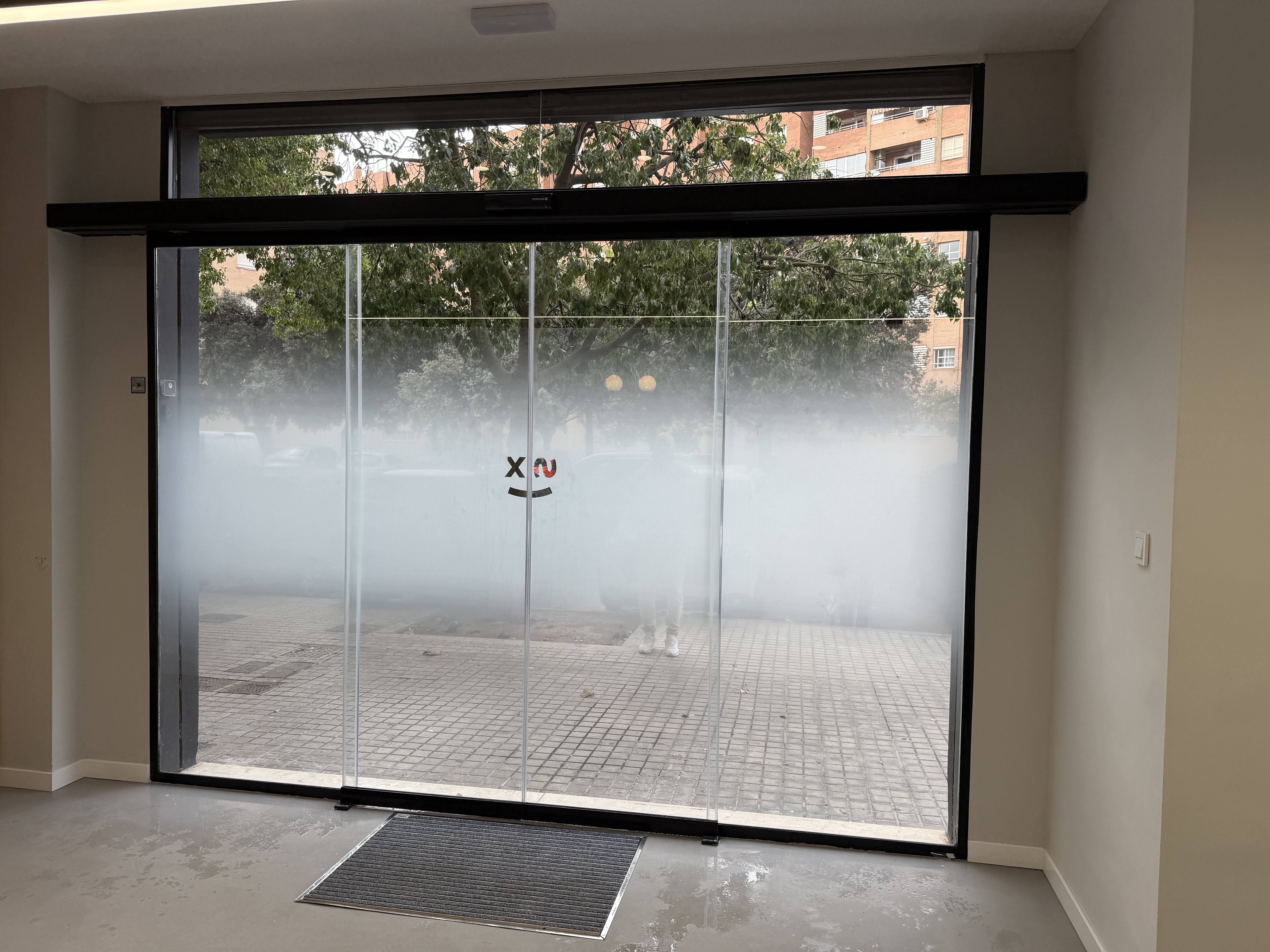 Elegancia y Privacidad: Instalación de Láminas Decorativas Degradadas en Valencia