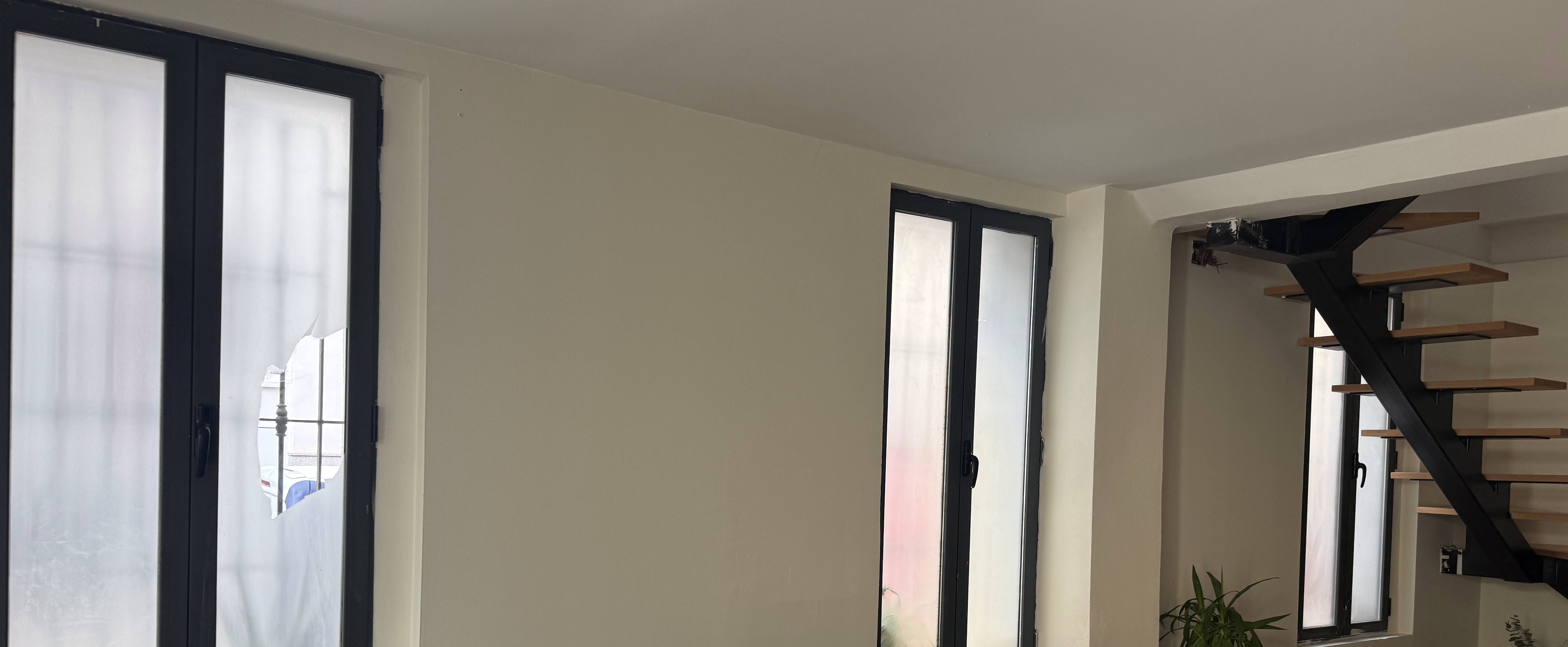 Retirada de Vinilo Ácido e Instalación de Lámina Mate Blanca en Valencia: Privacidad Total y Luz Natural