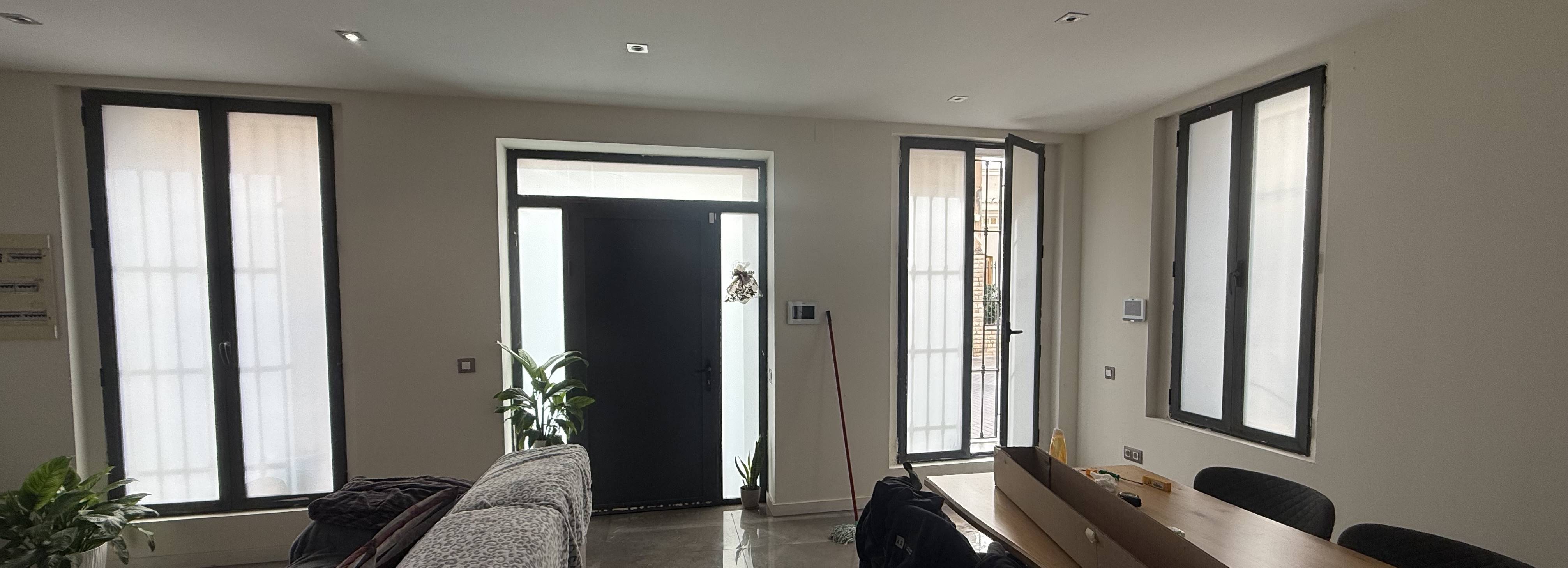 Retirada de Vinilo Ácido e Instalación de Lámina Mate Blanca en Valencia: Privacidad Total y Luz Natural