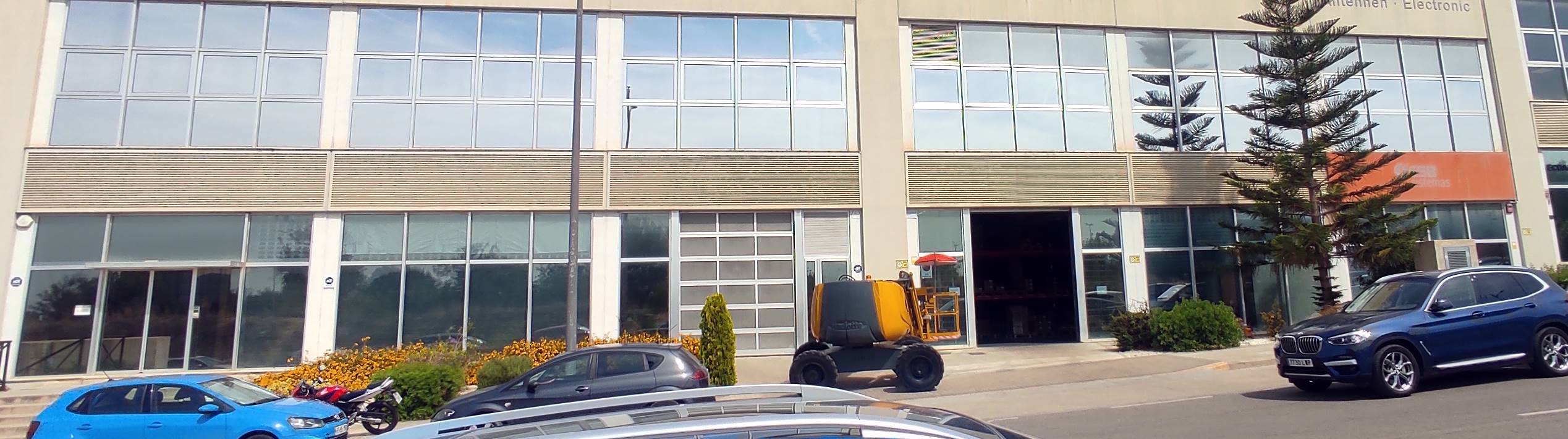 Instalación de Láminas Solares en una Nave en Paterna: Una Solución Eficaz para el Control del Calor