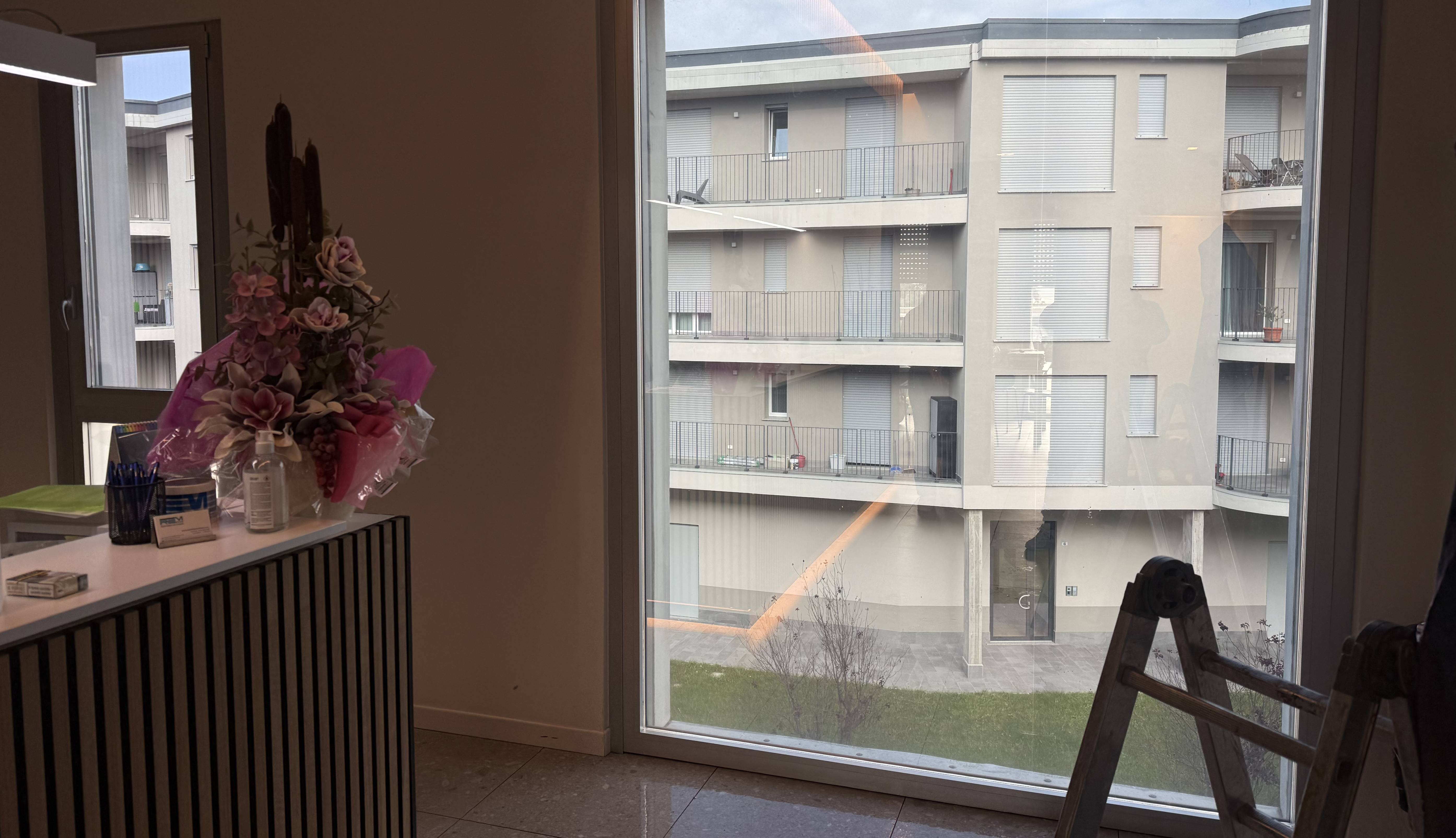 Instalación de láminas solares en una oficina en Italia: confort, privacidad y ahorro energético