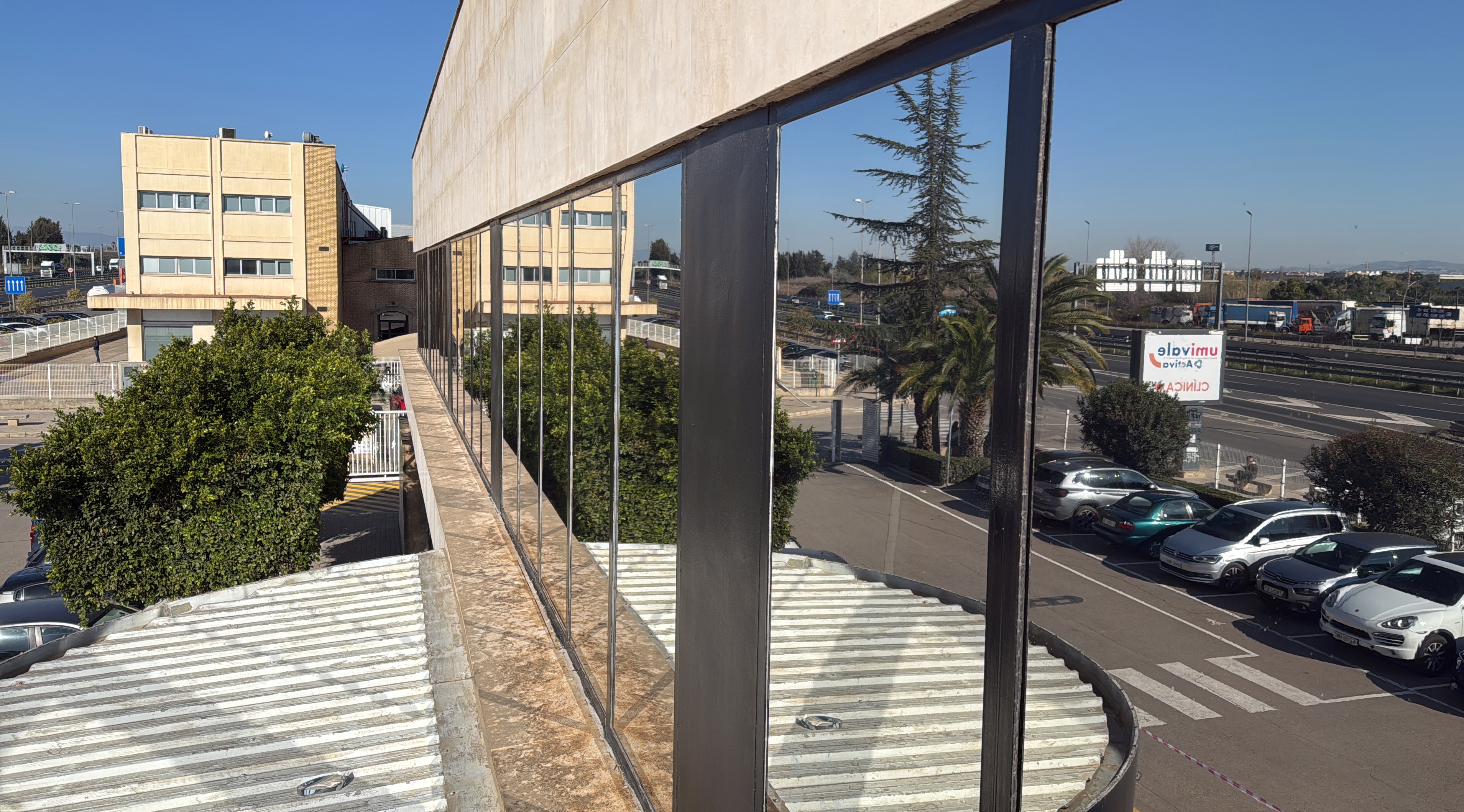 Transformación Energética y Estética en una Oficina de Quart de Poblet con Láminas Solares RHE 20 SI ER HPR