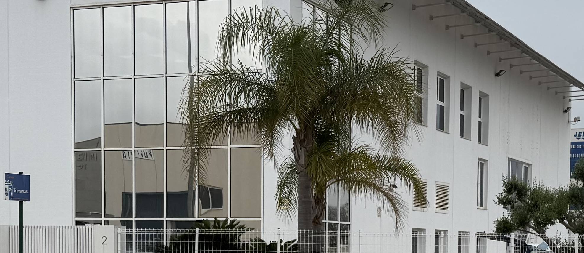 Renovación de láminas solares en nave industrial de Almussafes: confort, eficiencia y ahorro energético
