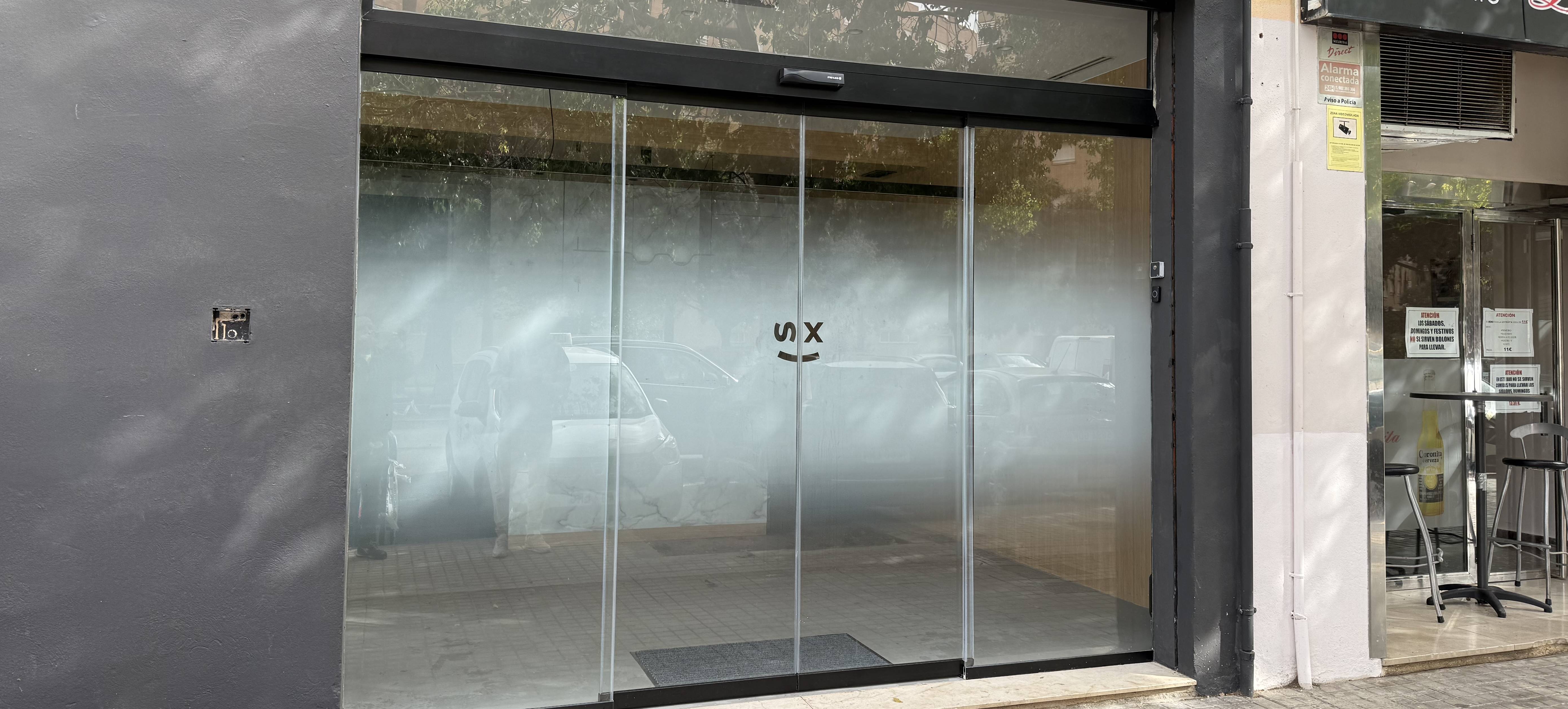 Elegancia y Privacidad: Instalación de Láminas Decorativas Degradadas en Valencia