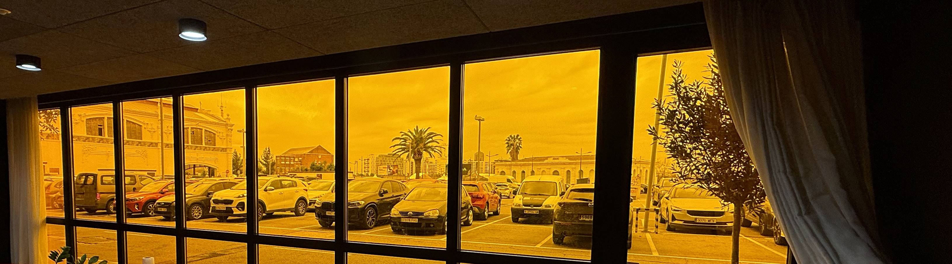 Instalación de láminas decorativas naranja transparente en oficina en el Puerto de Valencia