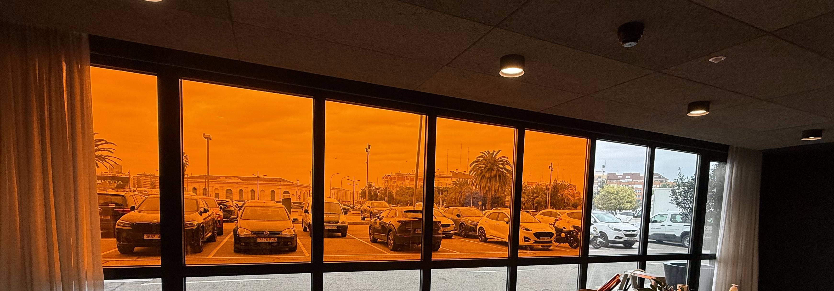 Instalación de láminas decorativas naranja transparente en oficina en el Puerto de Valencia