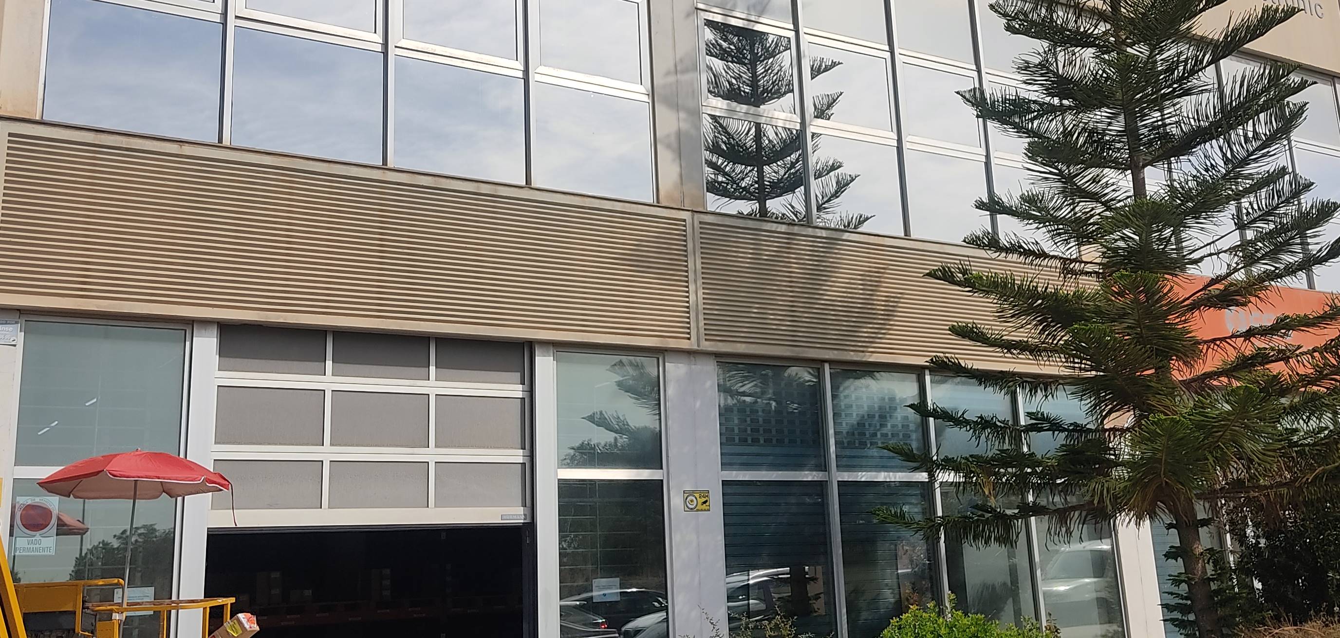 Instalación de Láminas Solares en una Nave en Paterna: Una Solución Eficaz para el Control del Calor