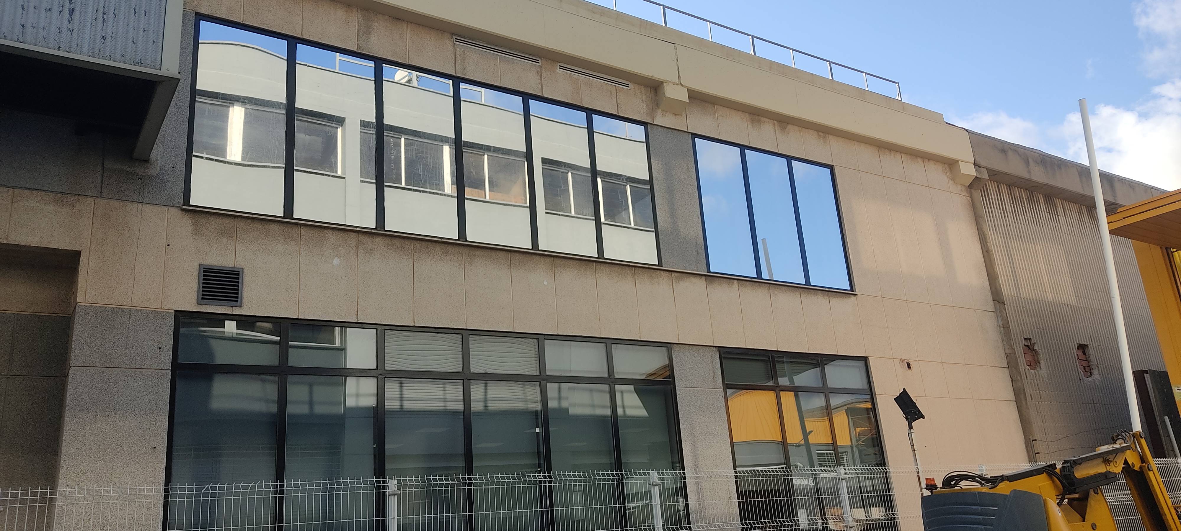 Controlando el Calor en la Oficina: Instalación de Láminas Solares en Quart de Poblet, Valencia