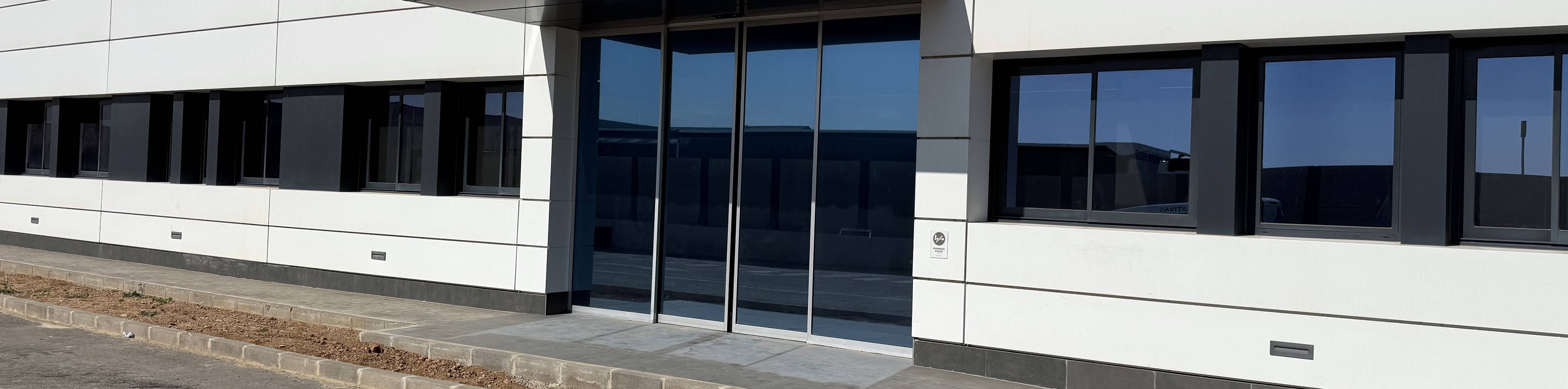 Instalación de Lámina Solar Azul Espejo en Quart de Poblet (Valencia): Integración Estética y Máxima Protección Solar