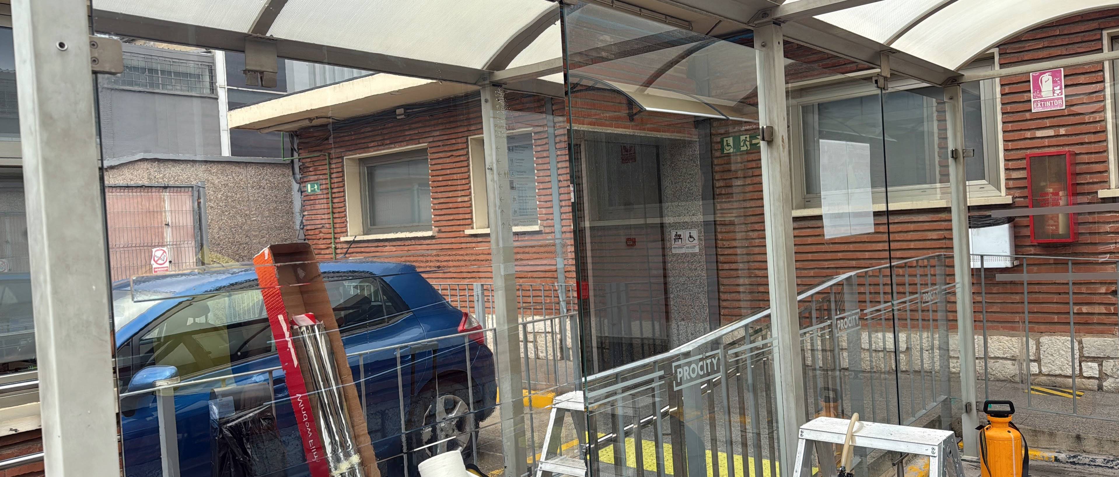 Instalación de láminas solares en un fumadero de empresa en Quart de Poblet