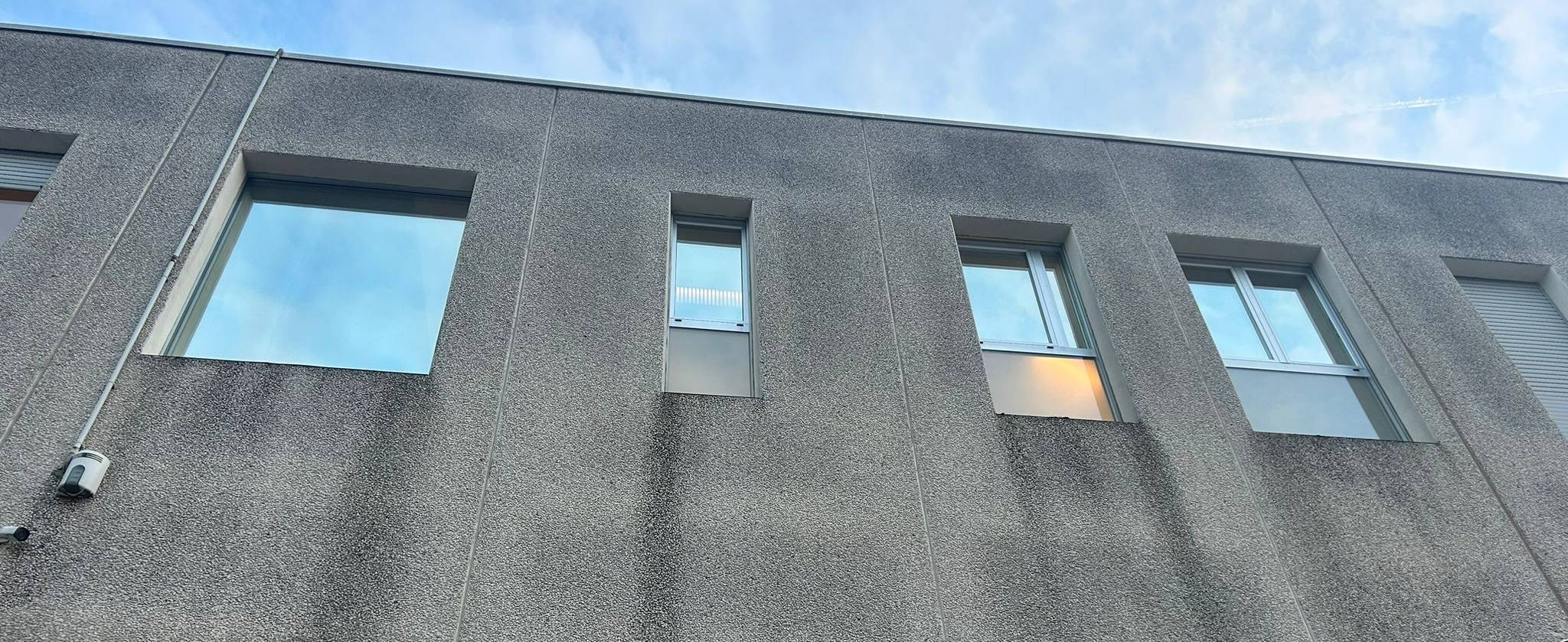 Instalación de láminas solares en una oficina en Italia: confort, privacidad y ahorro energético