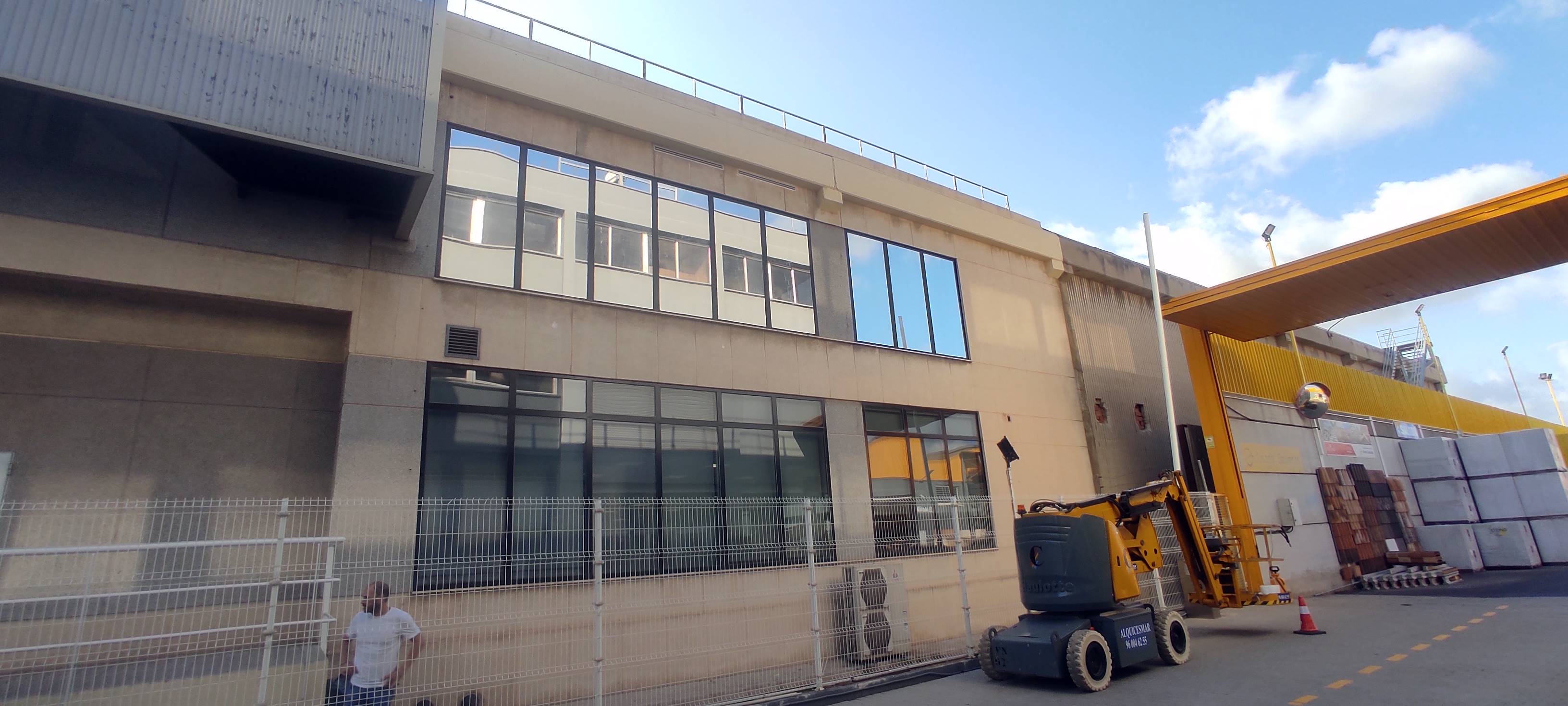 Controlando el Calor en la Oficina: Instalación de Láminas Solares en Quart de Poblet, Valencia