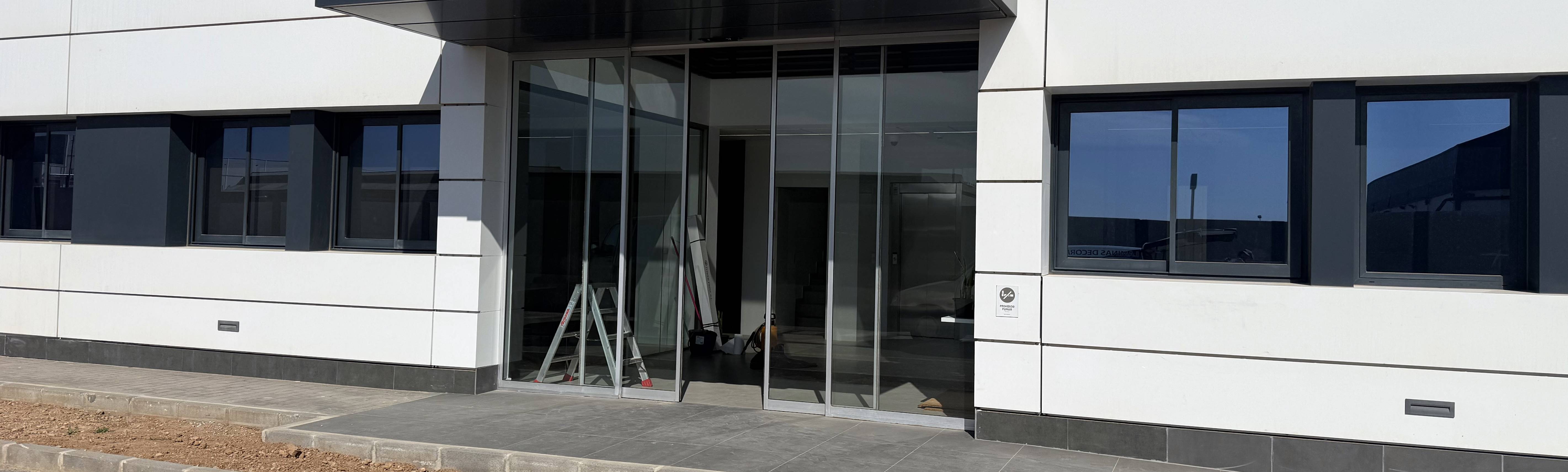 Instalación de Lámina Solar Azul Espejo en Quart de Poblet (Valencia): Integración Estética y Máxima Protección Solar