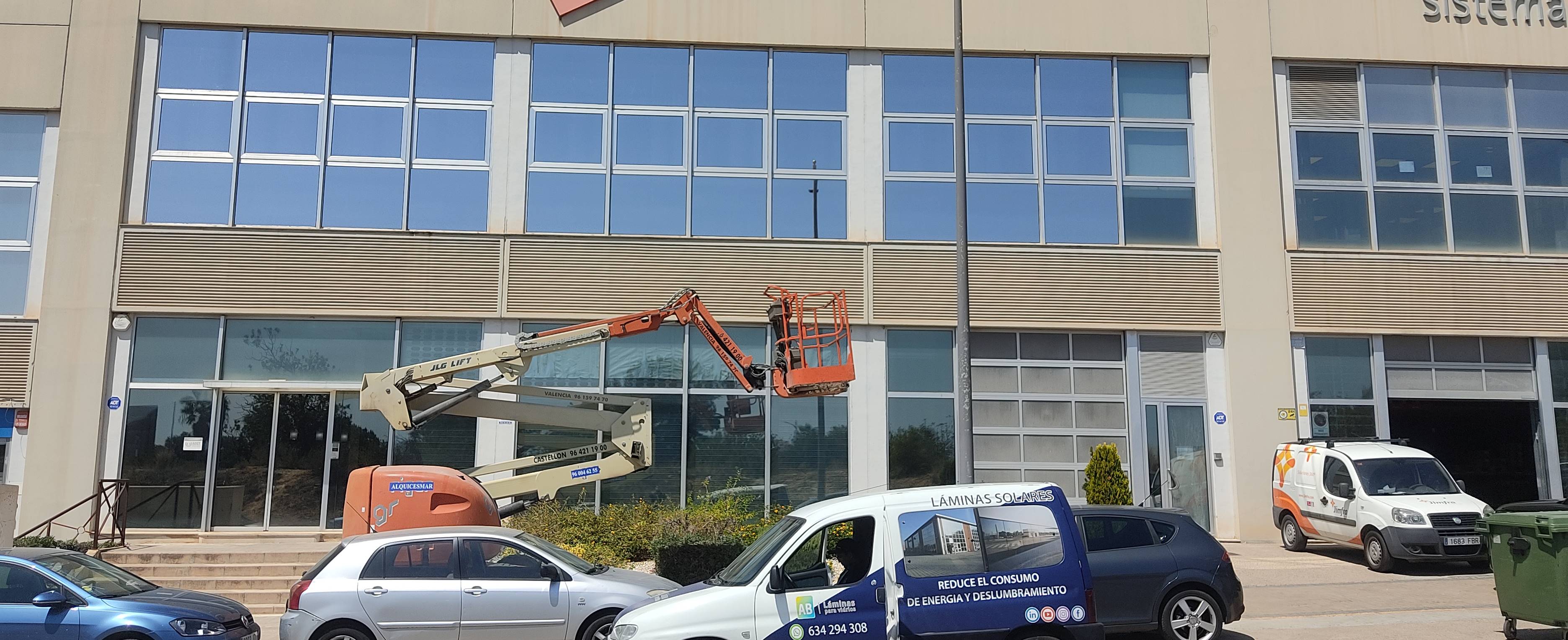 Solucionando el Sobrecalentamiento Interior de una Oficina con Láminas Solares de Exterior