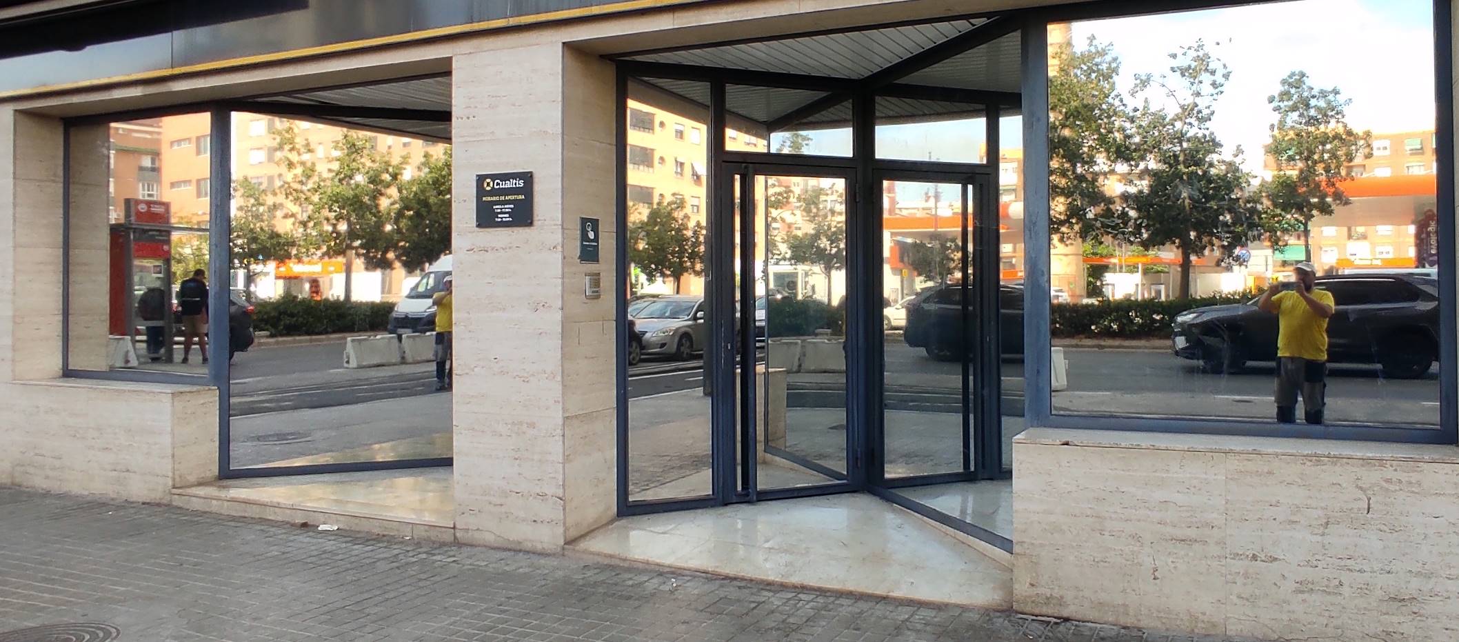 Solución Eficaz al Calentamiento Interior de Oficinas con Láminas Solares de Exterior
