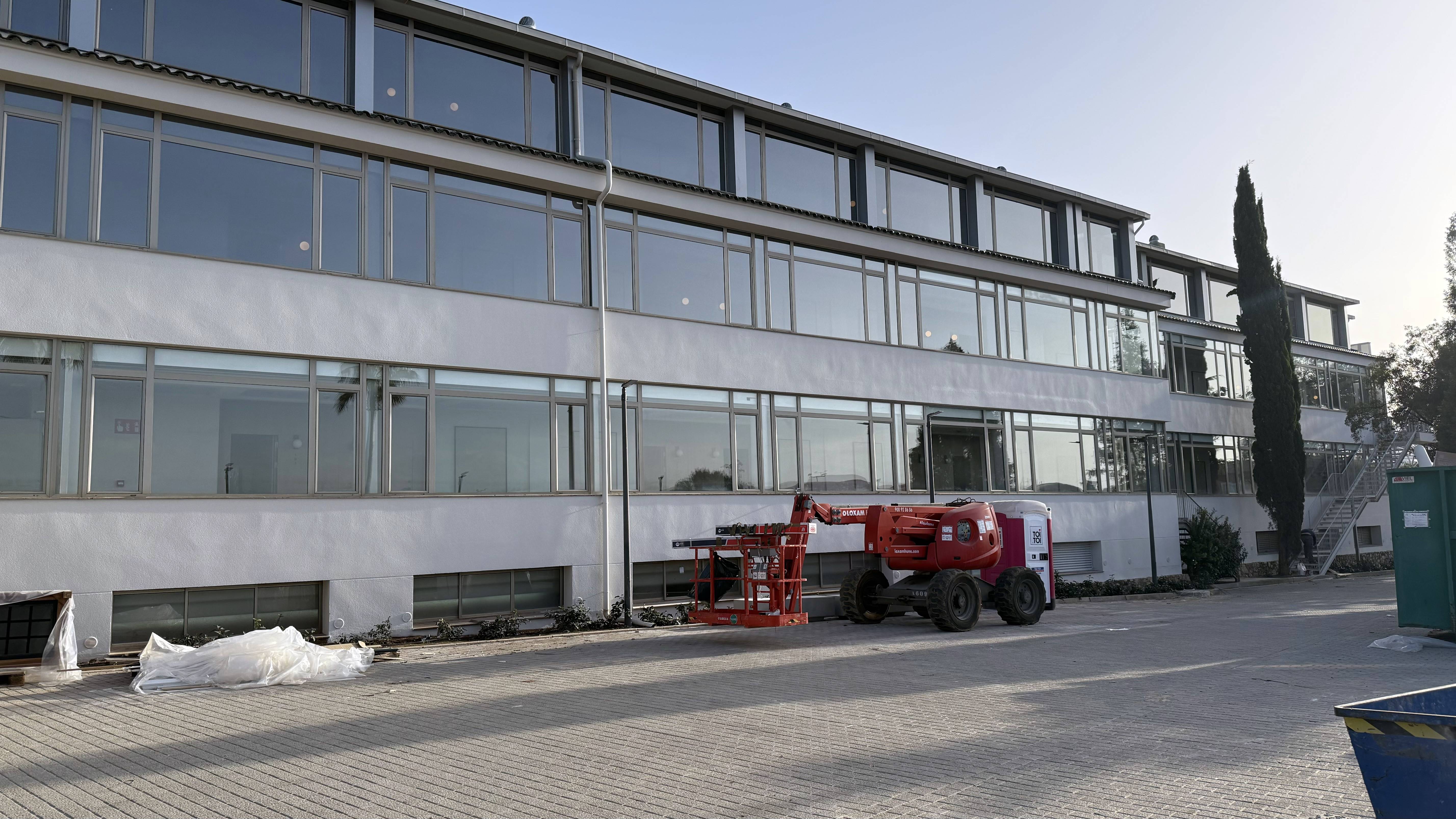 Renovación y Eficiencia Energética: Instalación de Láminas LLumar NHE 35 LU ER HPR en un Hotel
