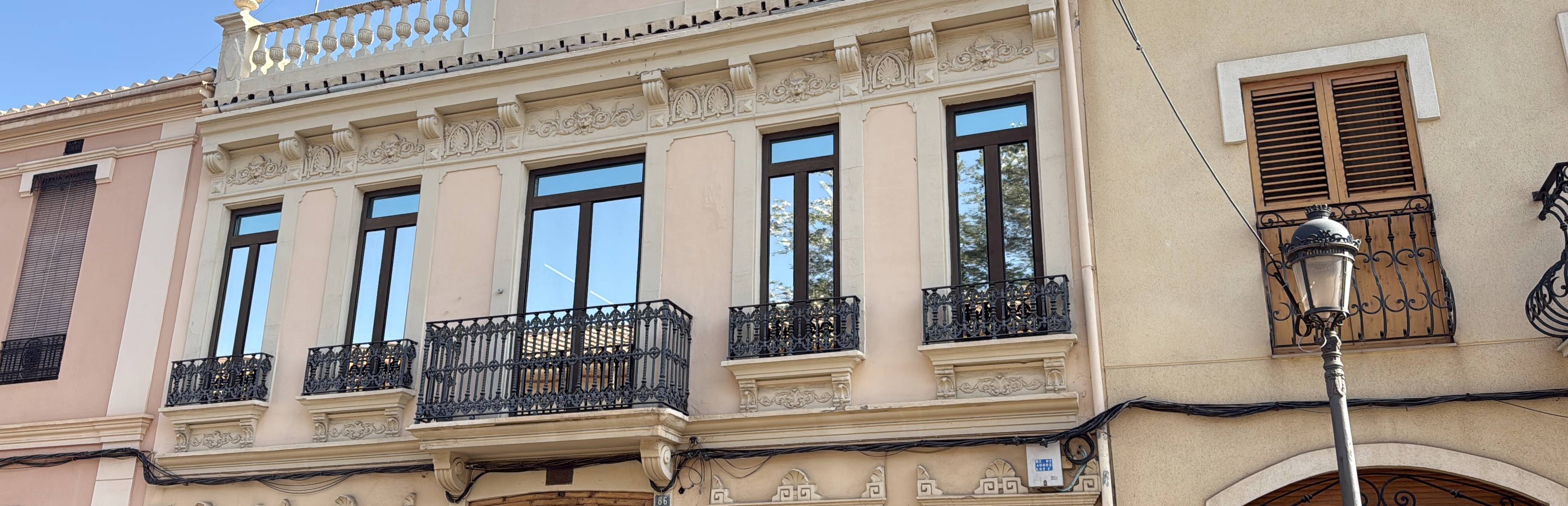 Instalación de láminas solares en una oficina en Godella (Valencia): pequeñas ventanas, grandes beneficios