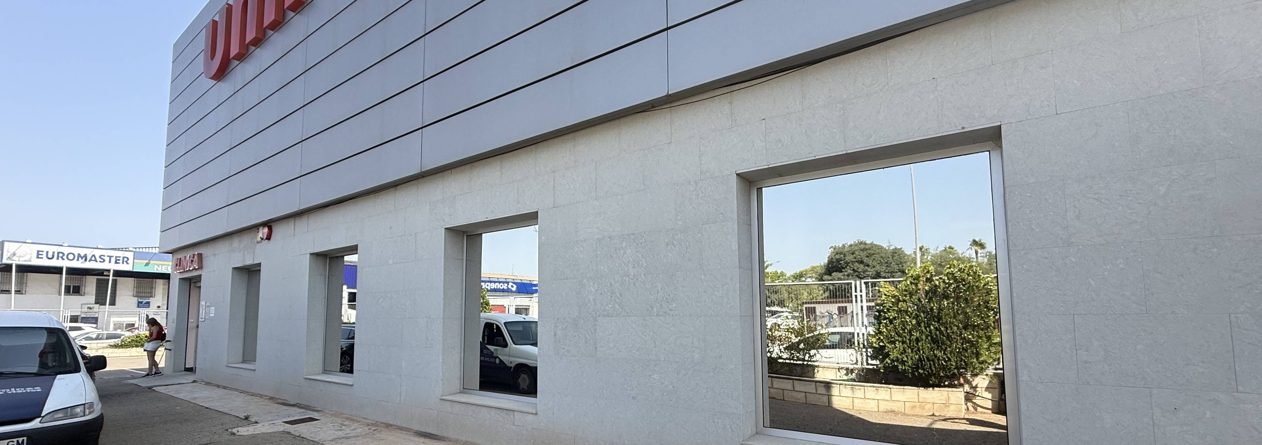 Instalación de láminas solares en una oficina de Xàtiva (Valencia)