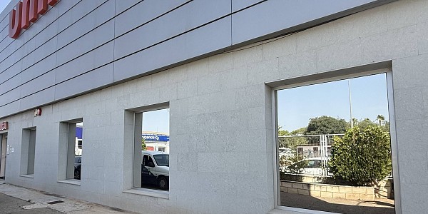 Instalación de láminas solares en una oficina de Xàtiva (Valencia)