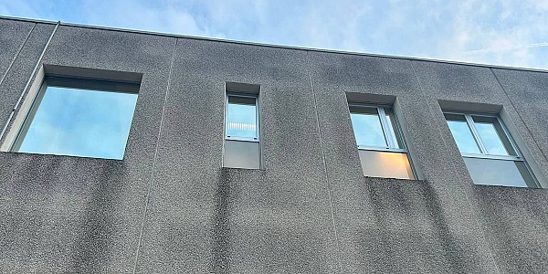 Instalación de láminas solares en una oficina en Italia: confort, privacidad y ahorro energético