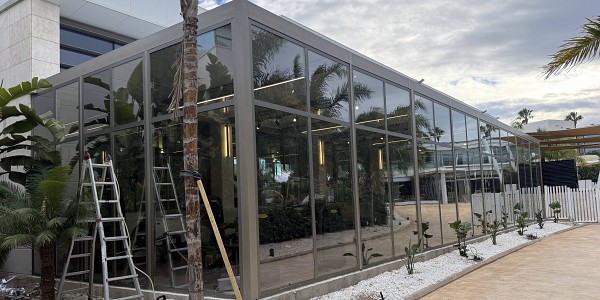 Instalación de Láminas Solares LLumar NHE35 en un Gimnasio de Bétera (Valencia): Elegancia, Confort y Ahorro Energético