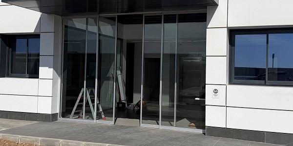 Instalación de Lámina Solar Azul Espejo en Quart de Poblet (Valencia): Integración Estética y Máxima Protección Solar