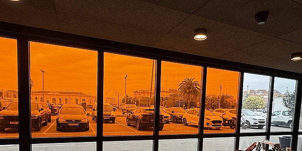 Instalación de láminas decorativas naranja transparente en oficina en el Puerto de Valencia