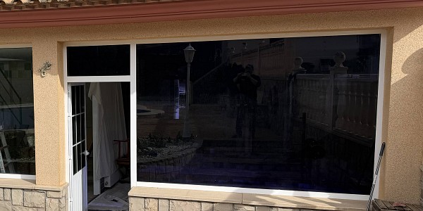 Retirada de Lámina Ahumada e Instalación de Lámina Efecto Espejo en Valencia: Máxima Privacidad y Control Solar