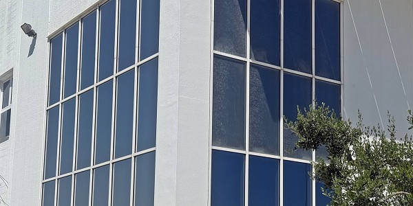 Renovación de láminas solares en nave industrial de Almussafes: confort, eficiencia y ahorro energético