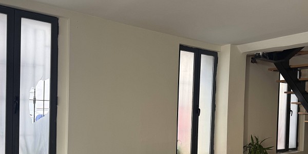 Retirada de Vinilo Ácido e Instalación de Lámina Mate Blanca en Valencia: Privacidad Total y Luz Natural