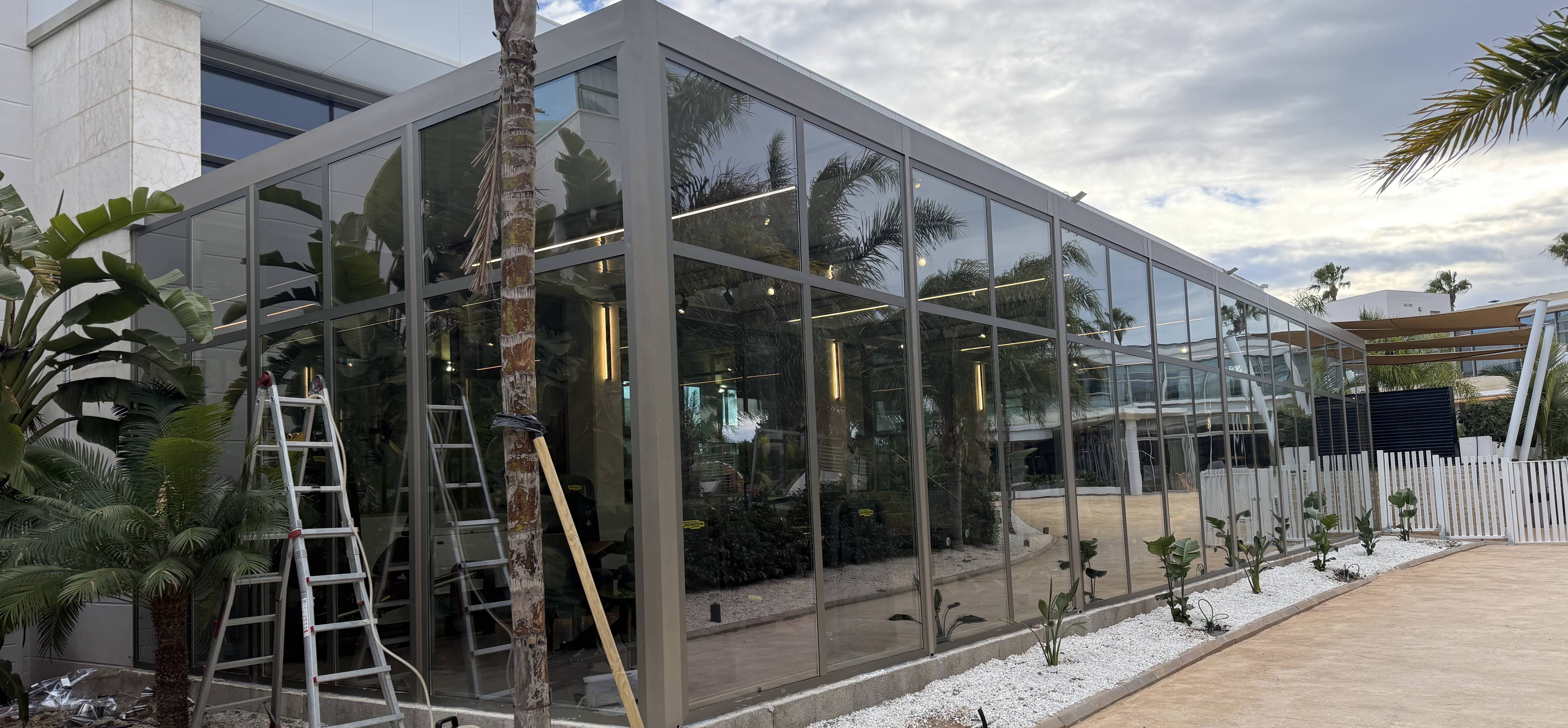 Instalación de Láminas Solares LLumar NHE35 en un Gimnasio de Bétera (Valencia): Elegancia, Confort y Ahorro Energético