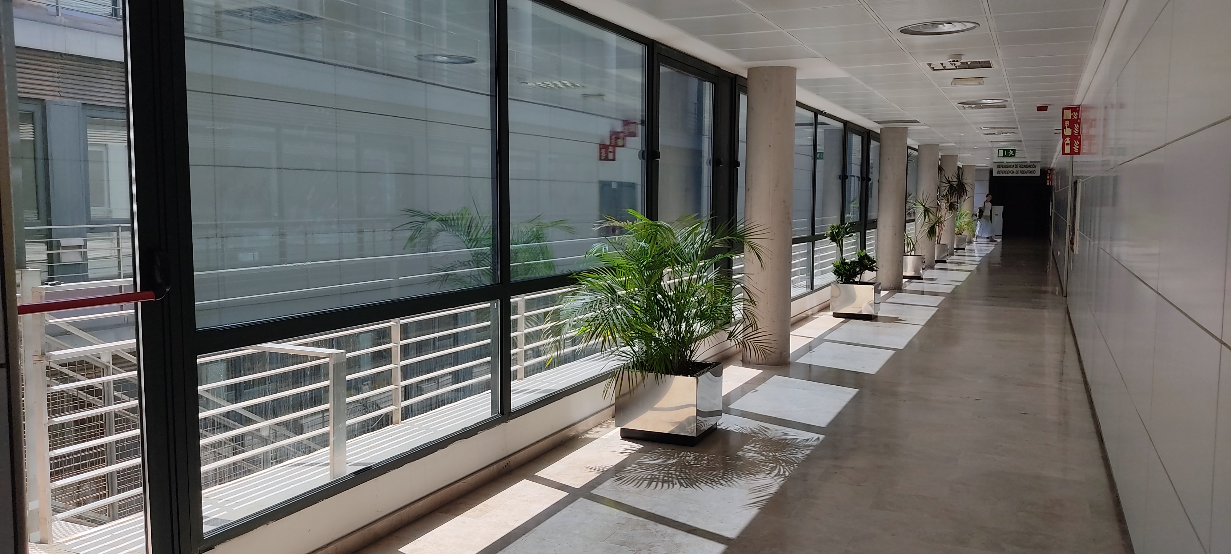 Instalación de Láminas Solares en el Edificio de la Agencia Tributaria de Castellón