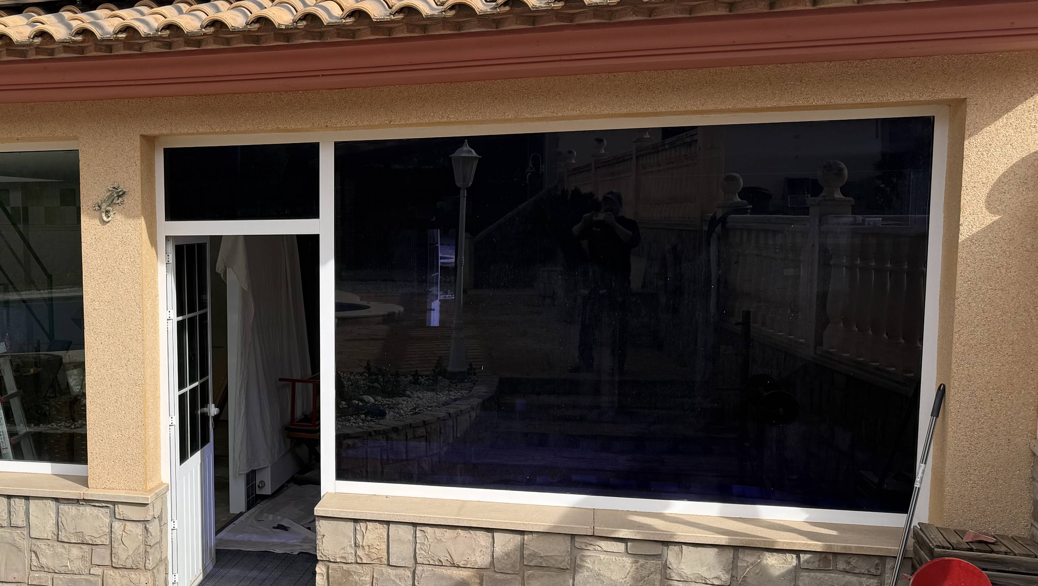 Retirada de Lámina Ahumada e Instalación de Lámina Efecto Espejo en Valencia: Máxima Privacidad y Control Solar