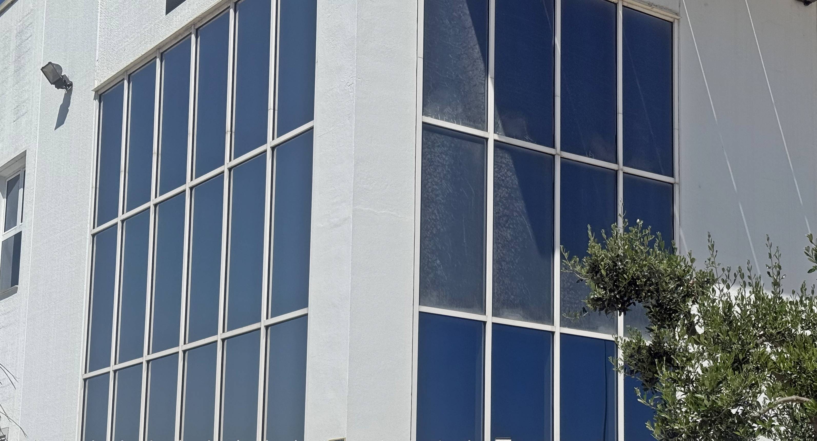 Renovación de láminas solares en nave industrial de Almussafes: confort, eficiencia y ahorro energético