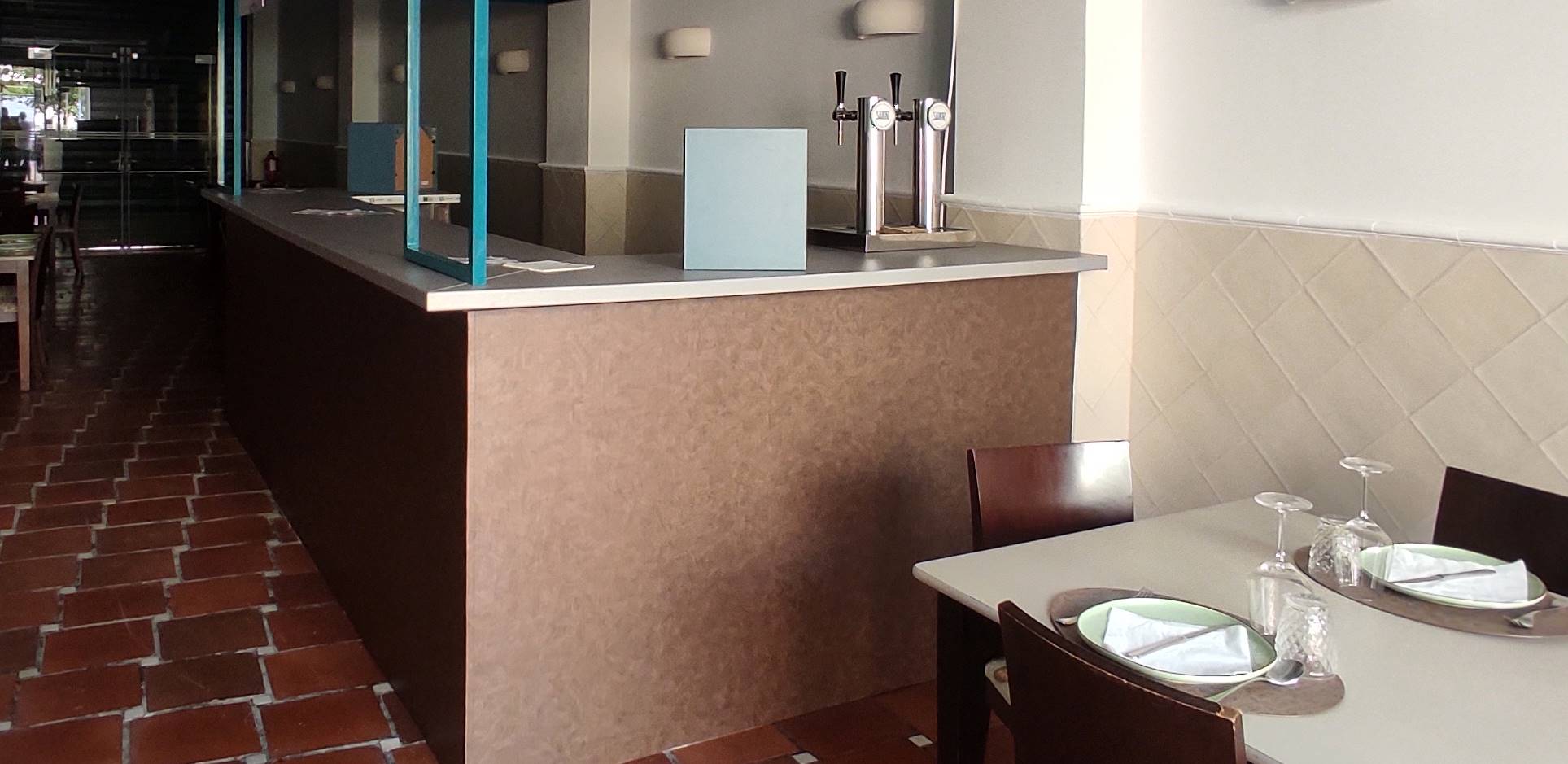 Renovación de barras y espacios de restaurante con vinilos decorativos